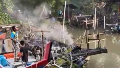视频|  停在渔村码头渔船突起火  幸无人伤亡