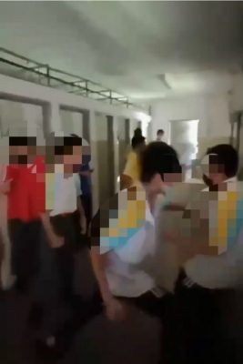 再传霸凌视频  2学生厕所拳打脚踢学弟