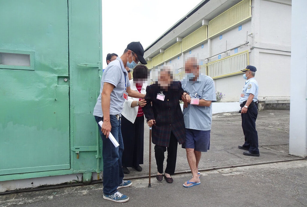 93岁母亲从台北到台东 监所落泪探视68岁儿