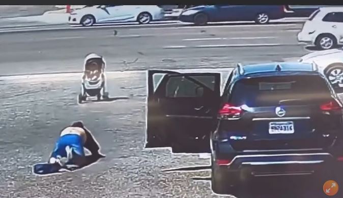 　神之手！母亲摔倒在地起不来　眼看婴儿车滑向马路　英雄现身了