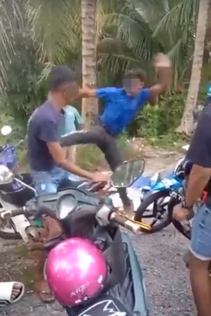 不满摩托车排气管吵声 青少年起争执打架 