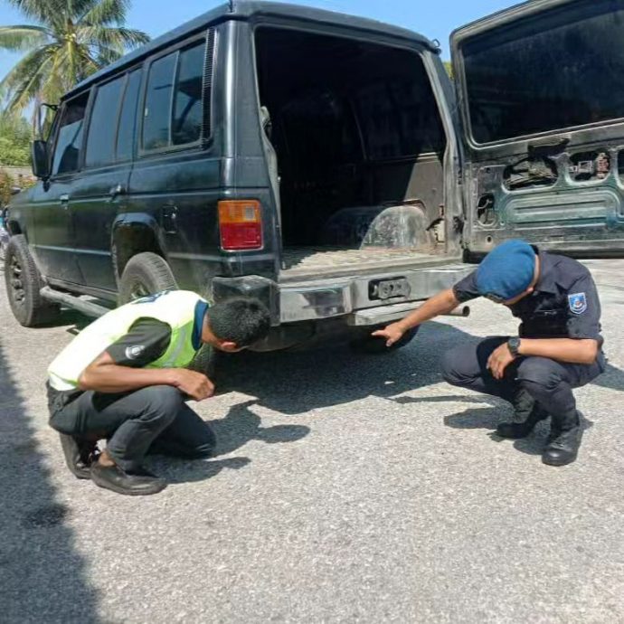 东:丹贸消局及道北水警队取缔走私汽油活动