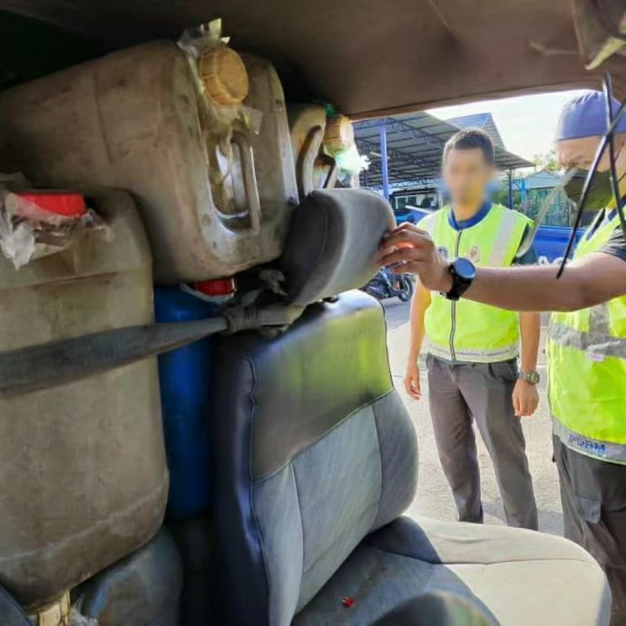 东:丹贸消局及道北水警队取缔走私汽油活动