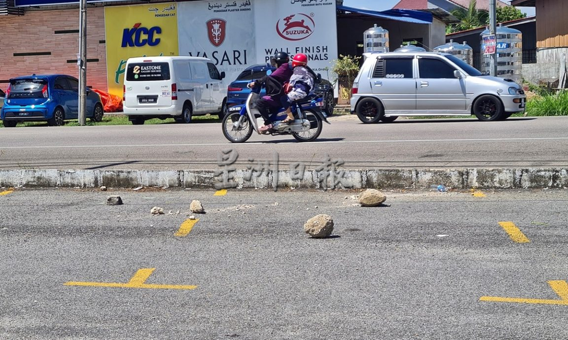 东:哥市格南岸花园主要道路旁一停车位土地流失，表面看似完好，但底下却出现一大窟窿！