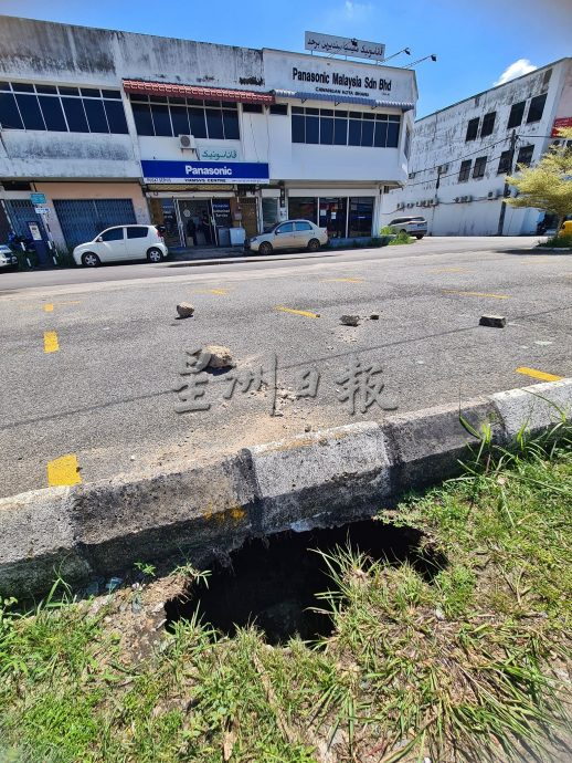 东:哥市格南岸花园主要道路旁一停车位土地流失，表面看似完好，但底下却出现一大窟窿！