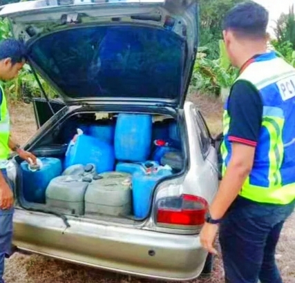 东：丹州贸消局执法人员昨天在万捷县的甘榜德拉达布赖扣留了1名企图走私柴油的男子，起获800公升的柴油。