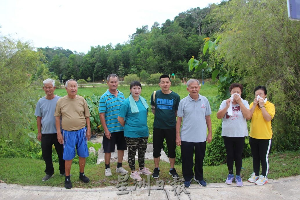 东：劳勿城市公园莲花湖臭气冲天，晨跑人士被逼掩鼻跑步