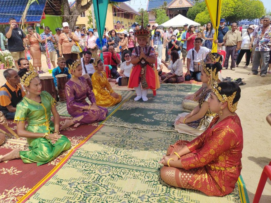 东：巴西马县乌塔马兰僧王佛寺（Wat Uttamaram）举办三大盛会，获得逾千人出席，场面热闹。