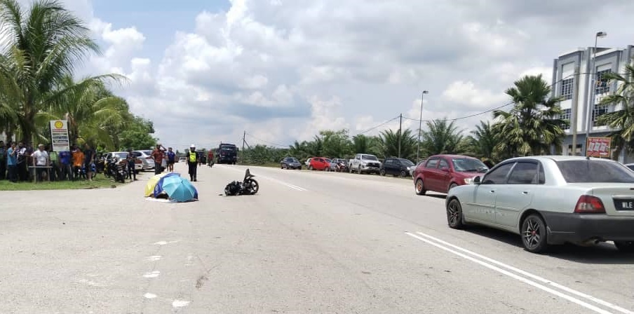 东：摩托骑士超车撞上正转弯罗里车 骑士当场毙命