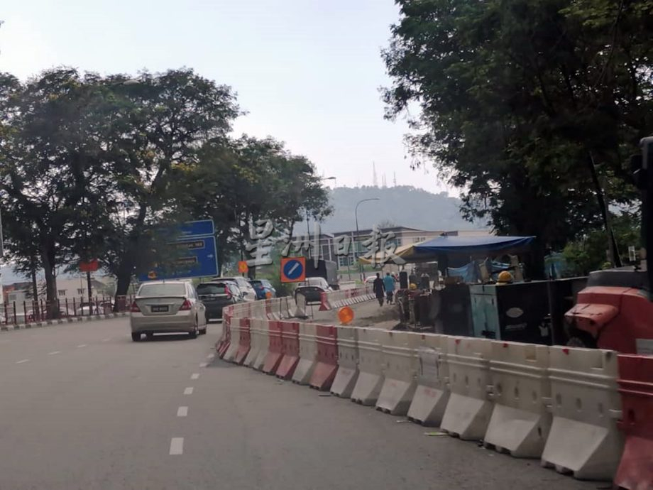 施工范围占用2车道引不满。沈春祥：成功广场前排污系统工程料10月才竣工。