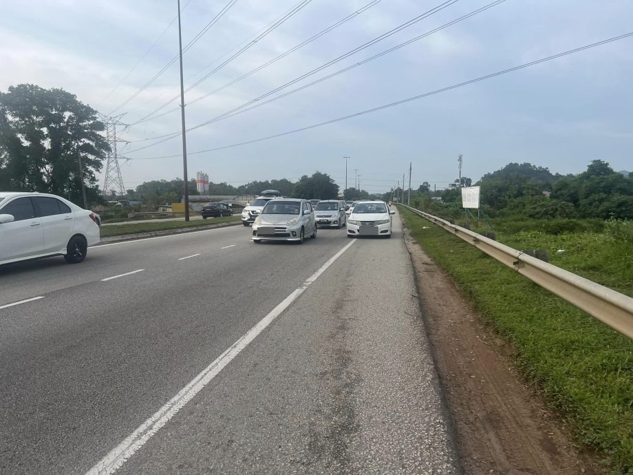 东：涉嫌在马路上进行“后轮骑”（wheelie），5名摩托车骑士遭关丹交通调查与执法组（BSPTD）扣查。