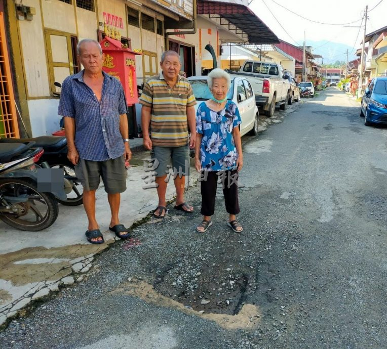 玻璃口新村铺路漏了6个破洞的路段