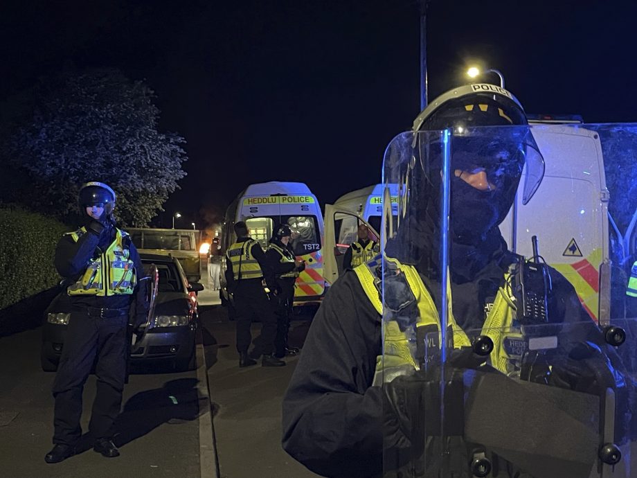 两少年意外身亡引地方骚乱 英国加的夫十余警察受伤