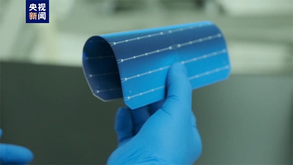 中国研制出高柔韧性单晶硅太阳电池 可弯曲不易断裂