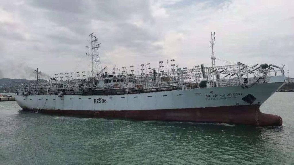 中国籍远洋渔船印度洋倾覆39人失踪 习近平指示全力救援