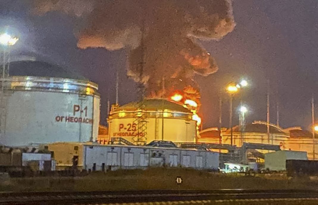 俄罗斯官媒：炼油厂遭无人机袭击起火