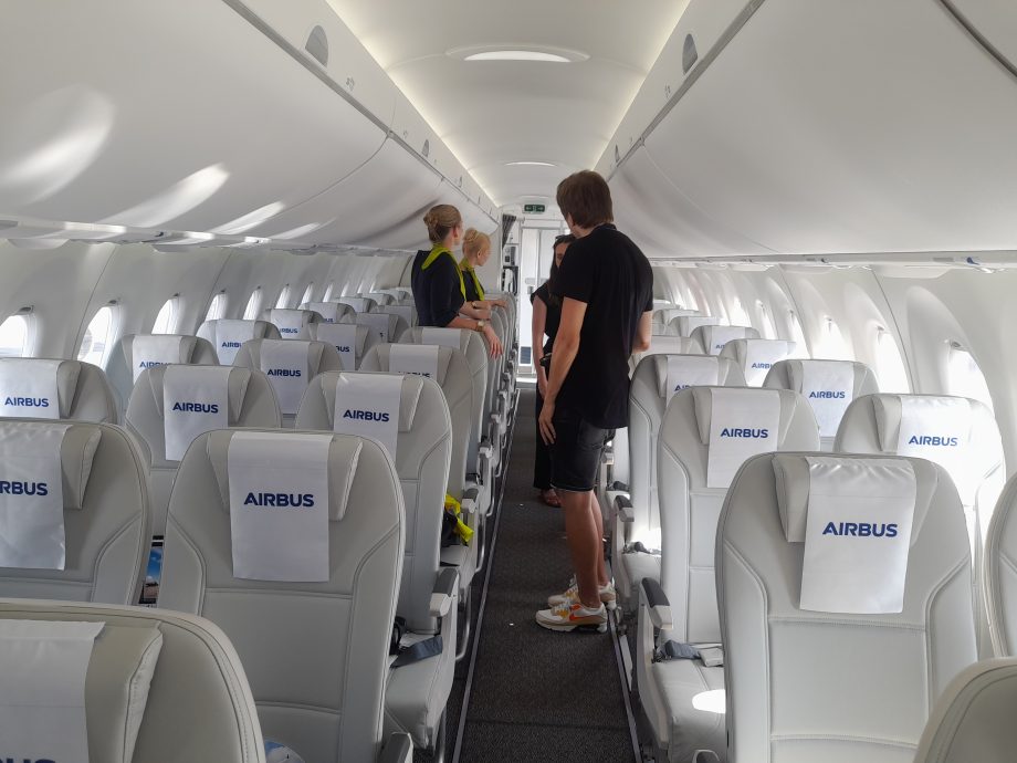 (全国版）空巴全新A220客机飞抵交怡岛 媒体有幸体验1小时试飞之旅