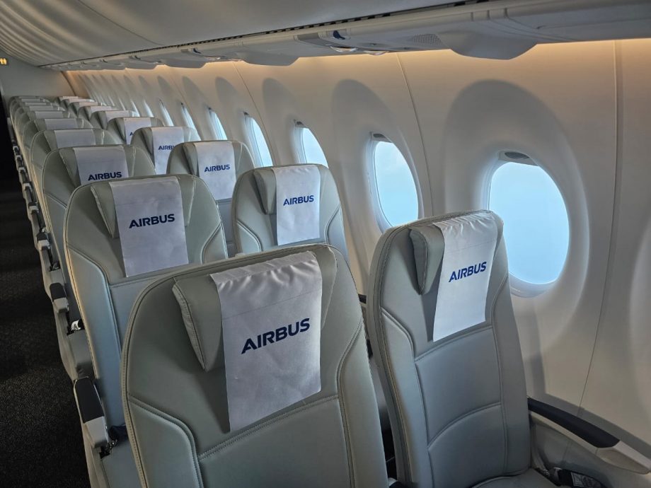 (全国版）空巴全新A220客机飞抵交怡岛 媒体有幸体验1小时试飞之旅