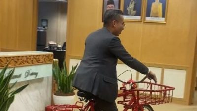 办公室骑脚车被批评   法米：会检讨改进