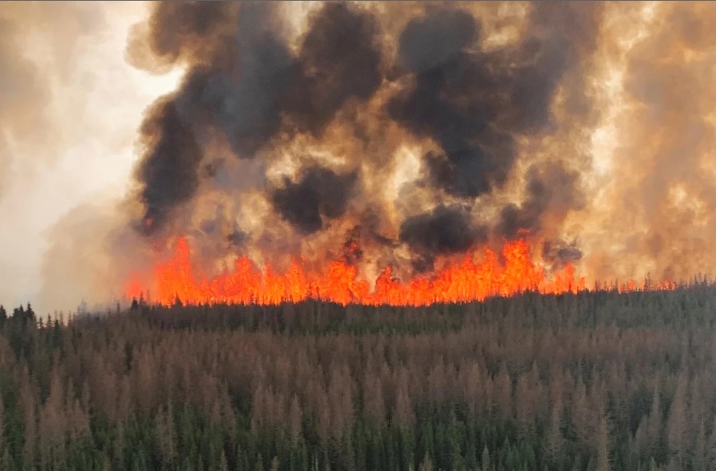 加拿大艾伯塔山火蔓延 省长宣布进入紧急状态