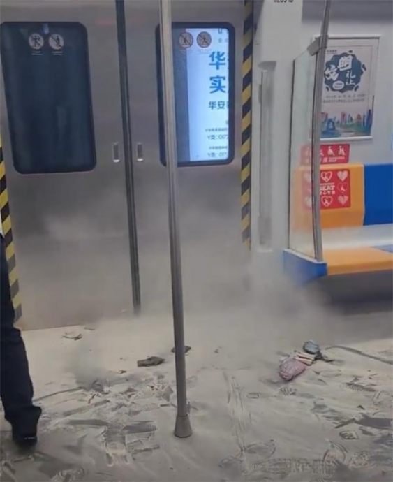 北京地铁车厢内行动电源爆炸突窜浓烟火光 乘客奔逃