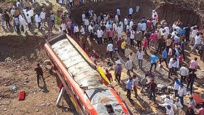 视频 | 印度巴士冲出护栏坠桥　22死33余伤