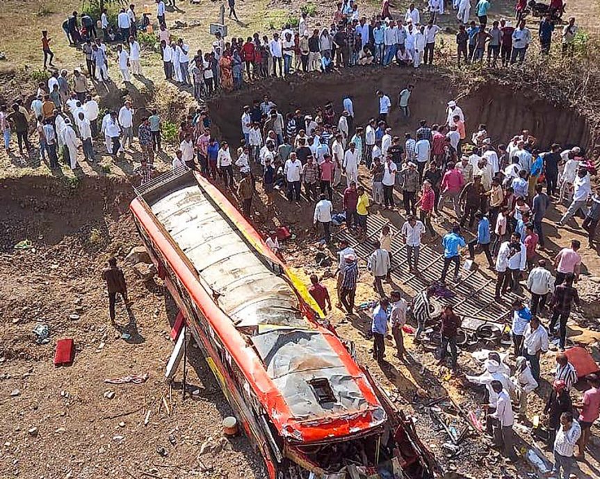 印度巴士冲出护栏坠桥　22死33余伤
