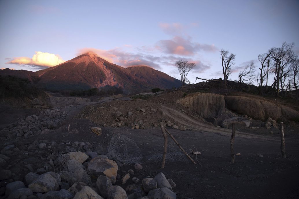 危地马拉火峰火山喷发 当局疏散逾1000人