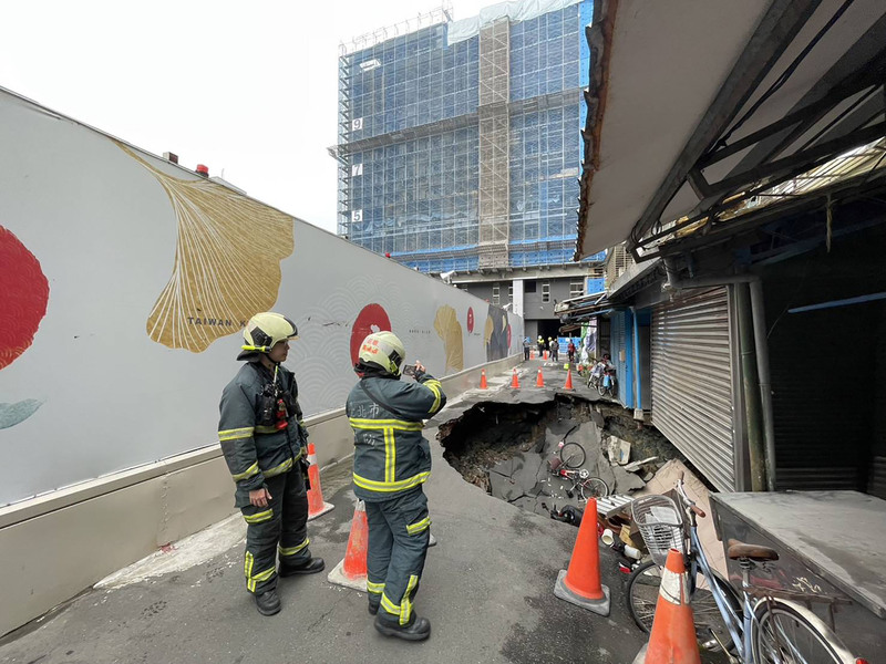 台北市巷弄现15公尺长坑洞急疏散住户 疑建案施工酿祸