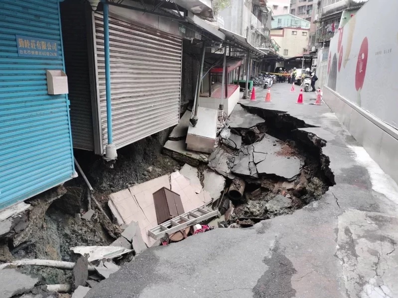 台北惊见大天坑 16户撤离灌浆填洞