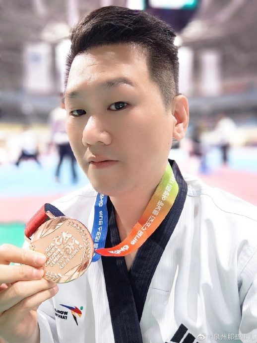 台湾跆拳道选手李东宪韩国夺铜牌　高举五星旗庆祝领奖