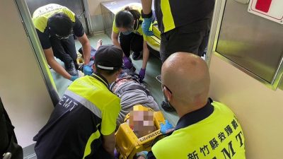 台男子侵入铁轨遭擦撞受伤 火车变救护车运送伤者