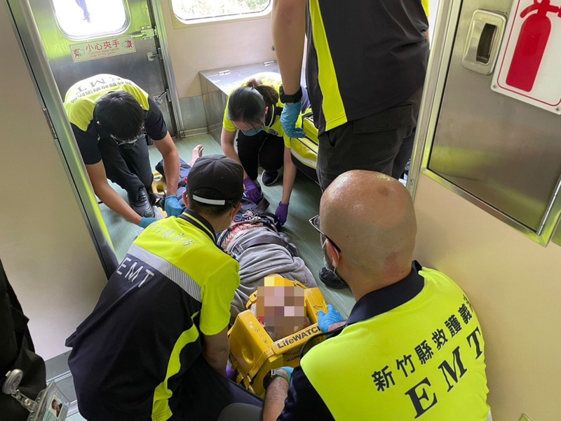台男子侵入铁轨遭擦撞受伤 火车变救护车运送伤者