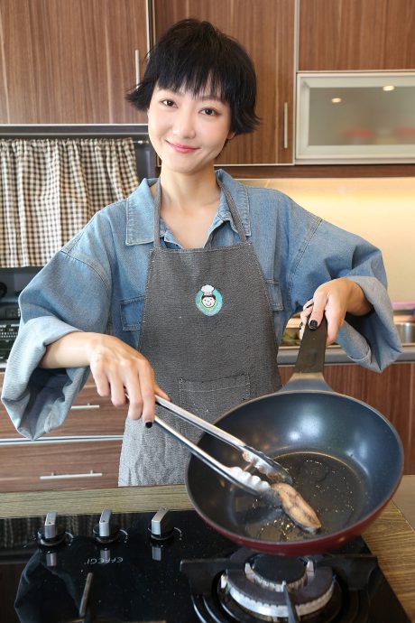 吴俐璇周雪婷 角色对调给妈妈做道菜