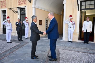 元首抵访摩纳哥 与亲王阿尔贝二世会面