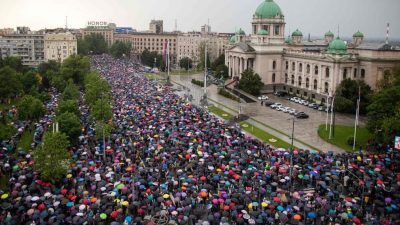 塞尔维亚校园枪案引怒火 民众连续4周末聚首都抗议