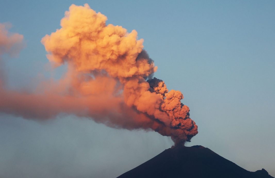 墨西哥火山喷发 暂时关闭两座机场