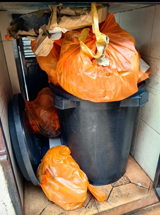 大都会／垃圾车减少收垃圾次数，蕉赖皇冠城住户苦诉垃圾堆满／3图