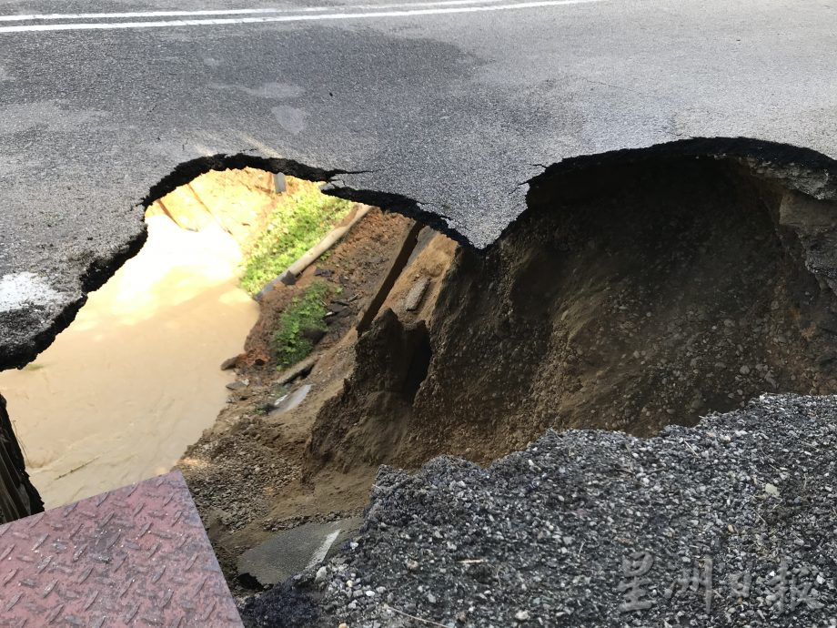 大雨冲破桥樑 数百户断水 逾5千人出入受影响