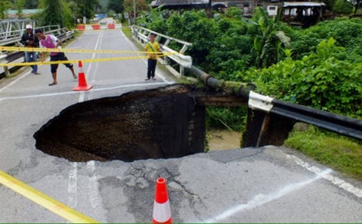 大雨冲破永梧桥现巨洞 百多户居民断水