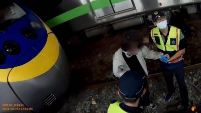 马留台生月台突坠轨 擦撞火车多处受伤