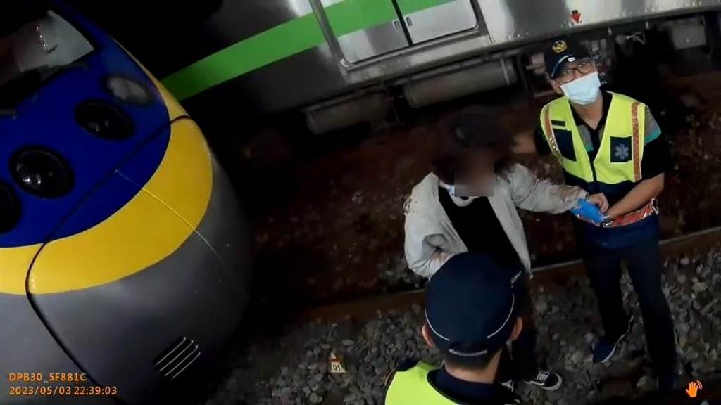 大马学生月台突坠轨 擦撞火车多处受伤