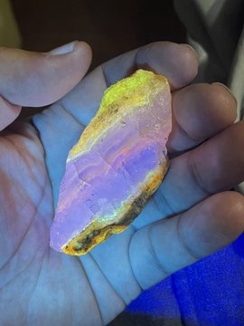 天空之城是真的！ 日本发现会发光的珍稀新种矿物「北海道石」