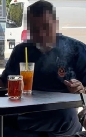 女子将疑似消拯人员在餐馆抽烟放上网 网民促当局开罚单