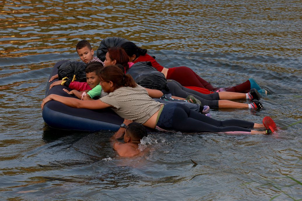 婴儿顶头上、多人挤小筏！　偷渡移民涉险渡河画面辛酸