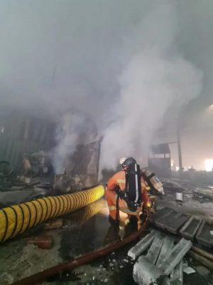 孟加兰工厂火患 消拯局 消防队火速到现场灭火