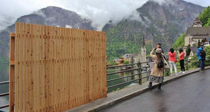 居民受不了！　奥地利“世界最美小镇”架木板挡游客