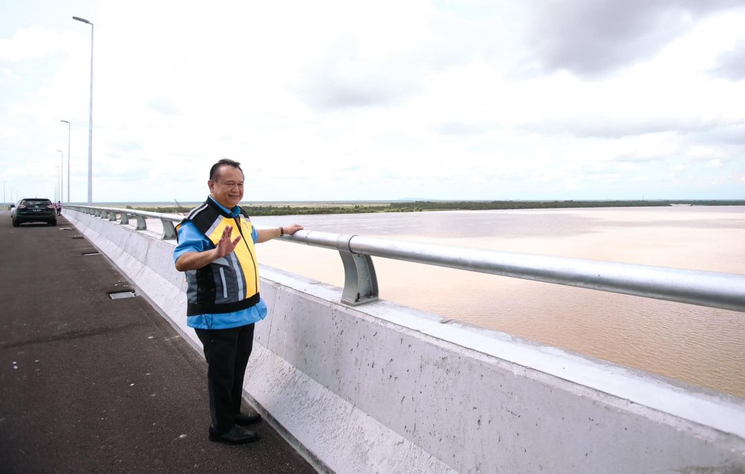 工程部长:峇眼拿督大桥建竣 只待开放公众使用