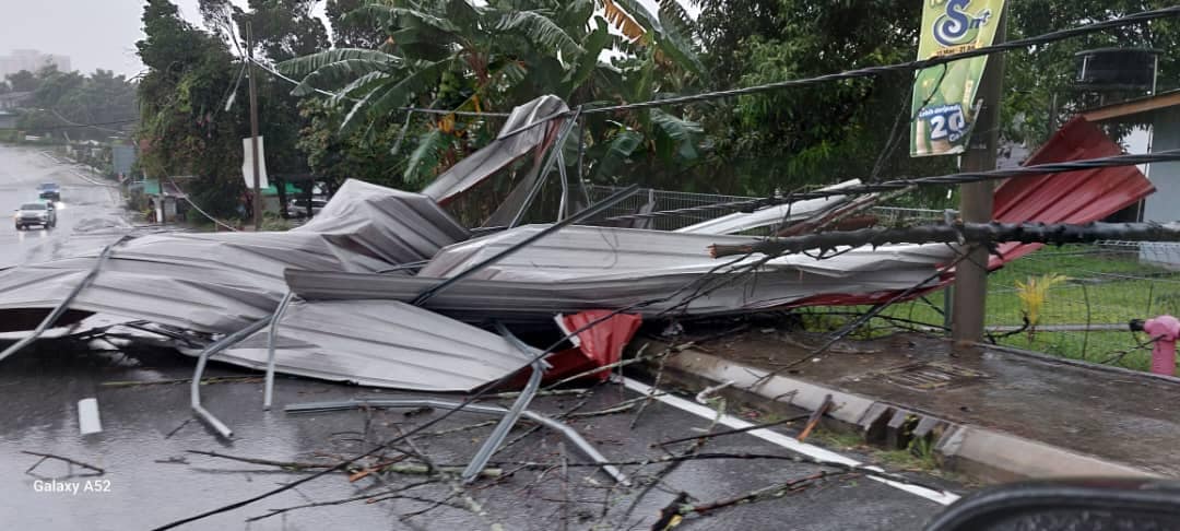 **已签发**柔：午后暴雨来袭，甘榜马来尤马芝迪14所民宅遭风劫