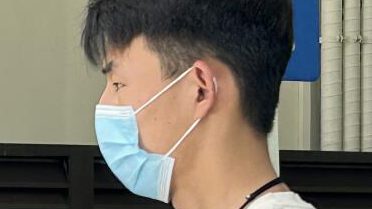中国男子狮城骑脚车被撞亡 17岁独子来新带父骨灰回国